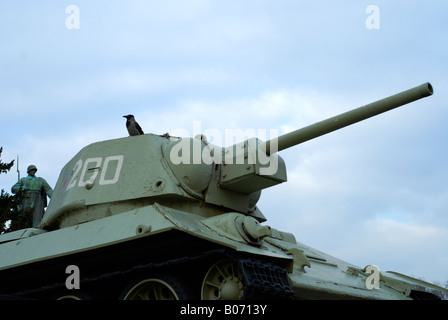 Sowjetische WWII Panzer am russischen Toten Kriegerdenkmal in Berlin Stockfoto