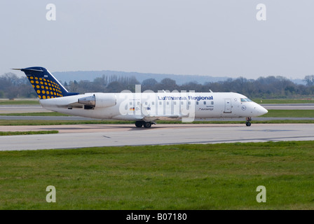 Lufthansa Regional Canadair Regional Jet CRJ-200LR Rollen zum Abflug am Flughafen Manchester Ringway England Großbritannien Stockfoto