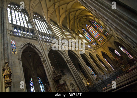 Horizontale abstrakte Weitwinkel von der Altar und die Gewölbedecke in St. Vitus Kathedrale. Stockfoto