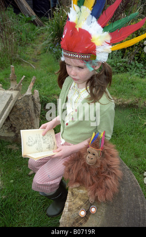 Nostalgische Szene von kleinen Mädchen lesen in Kleingärten Stockfoto