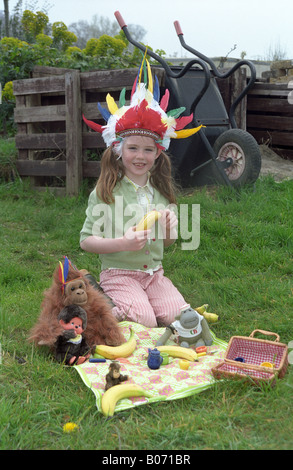 Nostalgische Szene eines kleinen Mädchens mit einem Picknick in Kleingärten Stockfoto