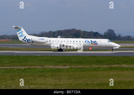 Flybe Embraer 145 [EMB-145EU] [ERJ-145EU] Rollen zum Abflug am Flughafen Manchester Ringway England Vereinigtes Königreich Stockfoto