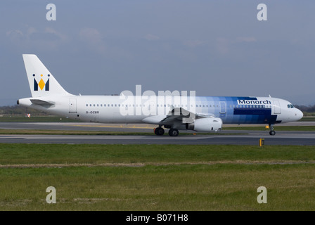 Monarch Airlines Airbus A321 [A321-231] Rollen zum Abflug am Flughafen Manchester Ringway England Vereinigtes Königreich Stockfoto