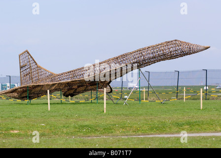 Modell der Concorde gemacht gewebt aus Willow Zweige in der Luftfahrt n Park Manchester Ringway Airport England Großbritannien Stockfoto