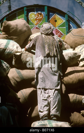 Pakistan Azad Kaschmir Gilgit Arbeiter laden LKW mit Säcken Stockfoto