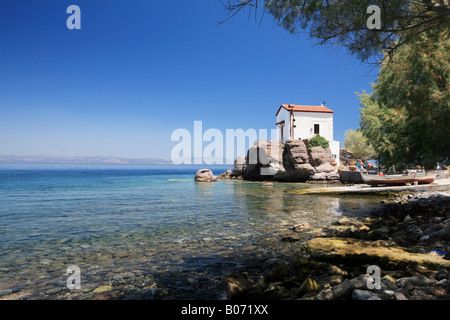 Blick auf den malerischen Hafen und Panagia Gorgona Kirche von Skala Sikaminias, Lesbos, östlichen Ägäis Inseln, Griechenland Stockfoto