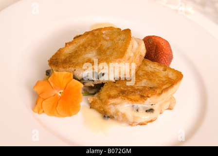 Nahaufnahme von Black Diamond Trüffel Sandwich mit Sauerteigbrot und geschmolzenem Käse USA Stockfoto