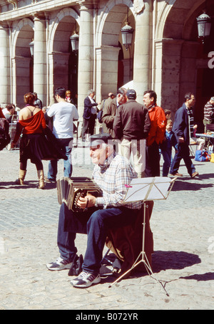 Musiker spielt das Akkordeon in der Plaza Mayor. Madrid. Spanien. Stockfoto