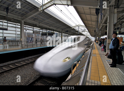 Verlassen Sie die Plattform, die Kyoto-JR-Bahnhof, Japan Shinkansen Stockfoto