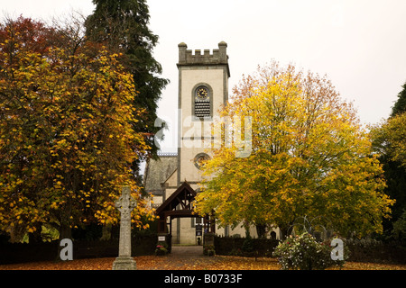 Ansicht von Kenmore Kirk vom Dorfplatz Stockfoto