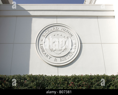 Späten Nachmittag Blick auf die Fassade und Emblem an der Richard Nixon Presidential Museum und Bibliothek Yorba Linda CA Stockfoto