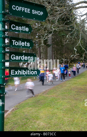 Konkurrenten im laufen Balmoral Run Balmoral – formal bekannt als Balmoral Straßenrennen, Royal Deeside, Schottland, Vereinigtes Königreich Stockfoto