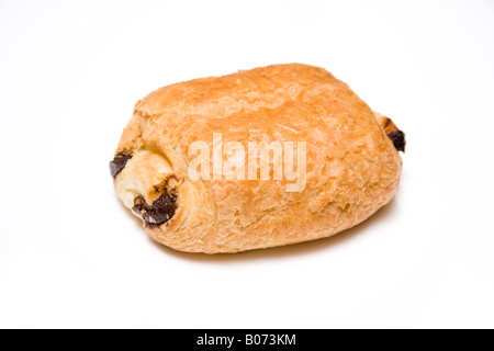 Französische Schokoladencroissants isoliert auf einem weißen Studio-Hintergrund. Stockfoto