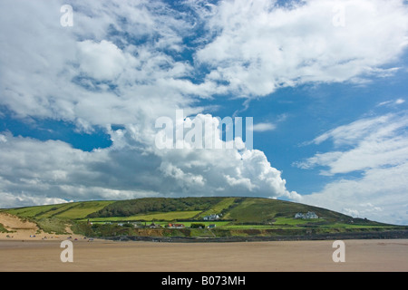 Cumulus und Cirrus Wolken über Strand und Hügel, Croyde, North Devon Stockfoto