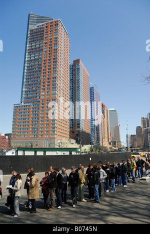 Touristen warten in der Schlange für die Liberty Island zu besuchen, um zu sehen, die Statue of Liberty, New York Stockfoto