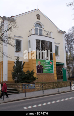 Bank in Sopot in der Nähe von Gdansk (Danzig), Polen, Anzeigen einer Anzeige mit John Cleese. Stockfoto