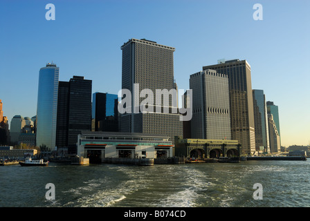 Skyline von Manhattan und South Ferry Terminal Stockfoto