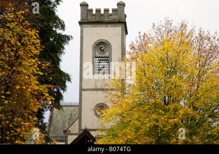 Der Turm der Kenmore Kirk mit Blick auf den Dorfplatz Stockfoto