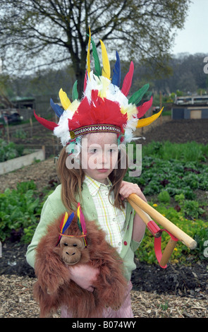 Kleine Mädchen spielen in Kleingärten Stockfoto