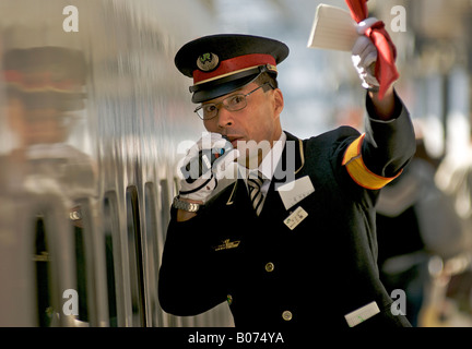 Plattform-Wache Signalisierung für den Abflug einen Shinkansen "Bullet Train", Tokio JR-Bahnhof, Japan Stockfoto