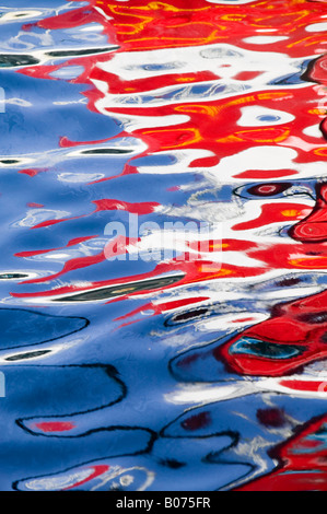Farben eines Fischerbootes reflektiert auf dem Meer in Oban Hafen Scotland UK Stockfoto