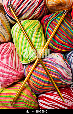 yarn  and knitting needlesknitting Stockfoto