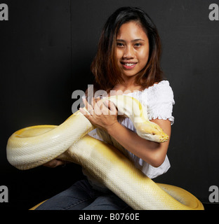 Frau mit riesigen Albino-Python Stockfoto