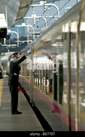 Plattform-Wache Signalisierung für den Abflug einen Shinkansen "Bullet Train", Tokio JR-Bahnhof, Japan Stockfoto
