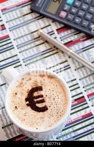 Euro-Symbol in Kaffee Stockfoto