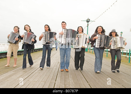 Akkordeon Musik Festival Spieler wandern entlang dem North Pier, Blackpool Stockfoto