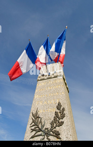 Kriegerdenkmal und französische Fahnen, St. Flovier, Indre-et-Loire, Frankreich. Stockfoto