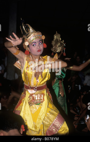 Junge Mädchen tanzen Kecak-Tanz balinesischen traditionellen Tanz Ubud Bali Indonesien Stockfoto