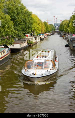 Sightseeing-Boot am Kanal in Amsterdam, Holland Stockfoto