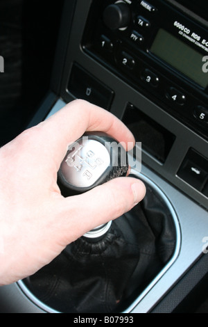Fahrer mit der Hand am Schalthebel Stockfoto