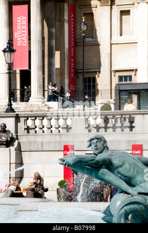 Brunnen am Trafalgar Square mit der Nation-Galerie im Hintergrund Stockfoto