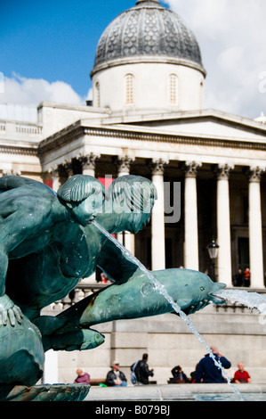 Brunnen am Trafalgar Square mit der Nation-Galerie im Hintergrund Stockfoto