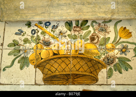 Keramische Fliesen, Darstellung der Vertreibung aus dem Garten Eden der Kirche von San Michele in Anacapri Stockfoto