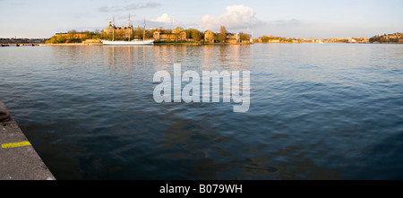 Panoramablick auf Skeppsholmen in Stockholm von Skeppsbron Stockfoto