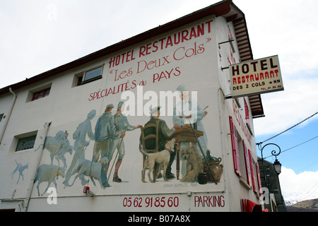 Europa Frankreich haute Pyrenées Ste Marie de Campan Wandbilder auf einer Hotel-Fassade Stockfoto