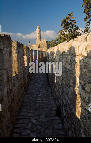 Blick auf oberen Sentry Pfad des Osmanischen Wände in Richtung Turm Davids oder Jerusalem Zitadelle am westlichen Rand der Altstadt in Jerusalem Israel Stockfoto