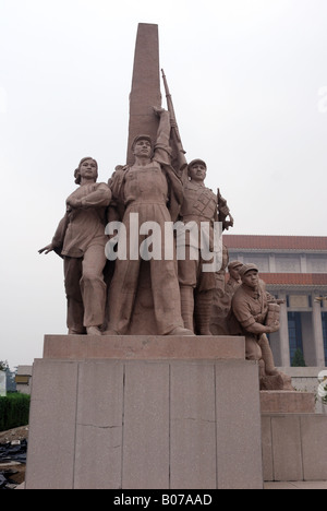 Eine der Skulpturen außerhalb der Vorderseite des Vorsitzenden Mao s Mausoleum Tiananmen Square China Asien Beijing Peking Stadt Vorsitzenden Mao Stockfoto