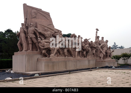 Eine der Skulpturen außerhalb der Vorderseite des Vorsitzenden Mao s Mausoleum Tiananmen Square China Asien Beijing Peking Stadt Vorsitzenden Mao Stockfoto