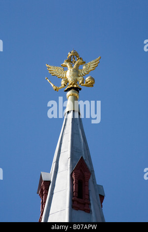 Doppelte Spitze Adler oben auf der Turmspitze der Auferstehung (oder iberischen) Tor am westlichen Ende des Roten Platzes, Moskau, Russland Stockfoto