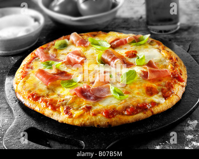 Pizza mit Schinken procuitto Stockfoto