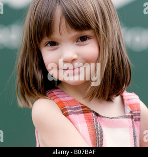 Porträt von ein hübsches kleines Mädchen mit großen braunen Augen spielen im Freien in einem park Stockfoto