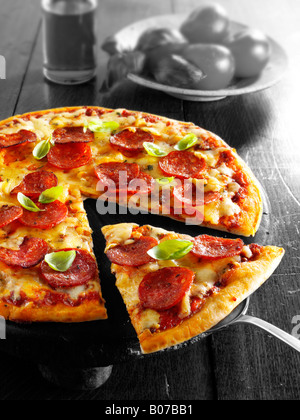 Dünne Kruste Pizza Salami Stockfoto