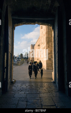 Ultraorthodoxe Juden gehen durch das Jaffa-Tor oder die Altstadt von Bab al-Khalil Ost-Jerusalem Israel Stockfoto