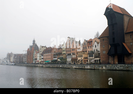 Blick über die Stara (Fluss) Mottlau aus dem Maritime Museum in Richtung der Kran in Gdansk (Danzig), Polen. Stockfoto