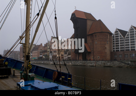 Blick über die Stara (Fluss) Mottlau aus dem Maritime Museum in Richtung der Kran in Gdansk (Danzig), Polen. Stockfoto