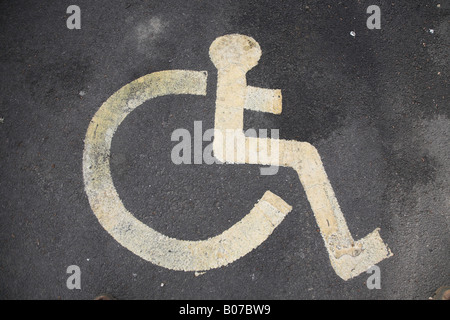 Schild gemalt auf Asphalt für Behinderte, Parkplatz Stockfoto